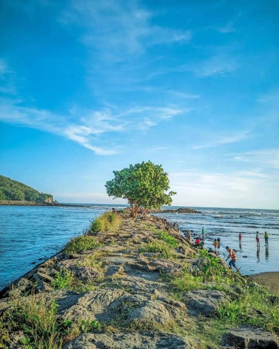 Pantai Lengkong: Surga Tersembunyi di Pinggir Laut Cilacap